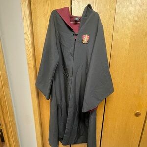 Universal Studios Harry Potter Gryffindor Robe
Gently used 
XS